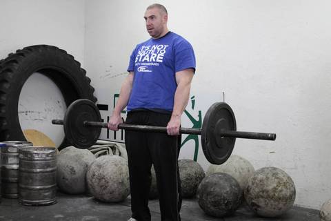 Axle Deadlift — bitiş pozisyonu