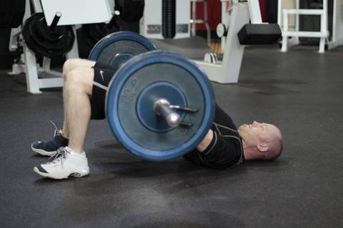 Halter Glute Köprüsü — bitiş pozisyonu