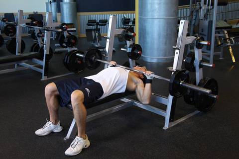 Guillotine Bench Press — bitiş pozisyonu