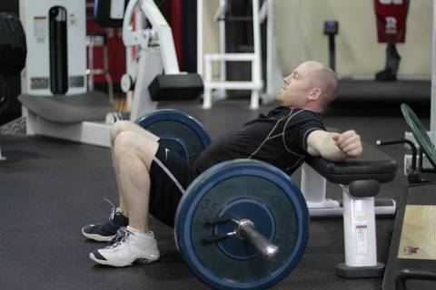 Halter Hip Thrust — başlangıç pozisyonu