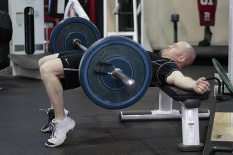 Halter Hip Thrust — bitiş pozisyonu