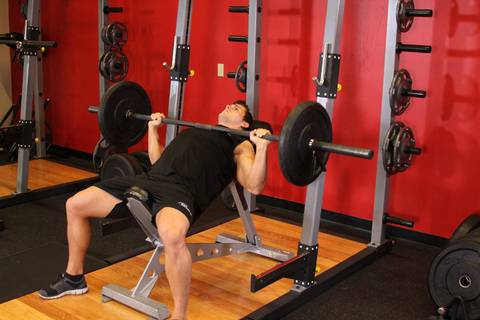 Eğimli Bench Press - Orta Kavrama — bitiş pozisyonu