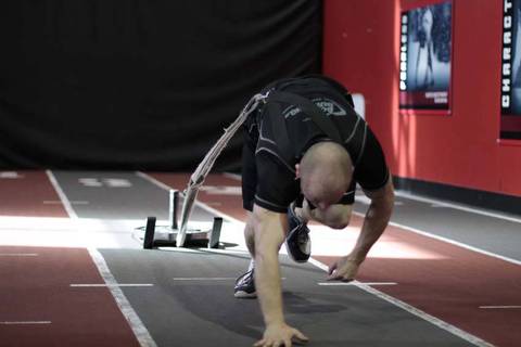 Bear Crawl Sled Drags — bitiş pozisyonu