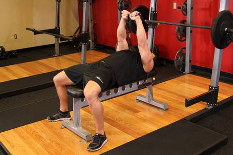 Lastik ile Bench Press — bitiş pozisyonu