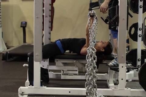 Zincirli Bench Press — bitiş pozisyonu