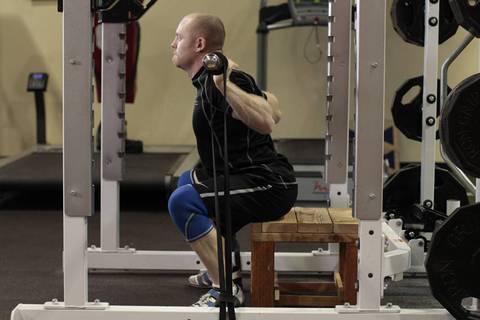Lastik ile Kutu Squat — bitiş pozisyonu