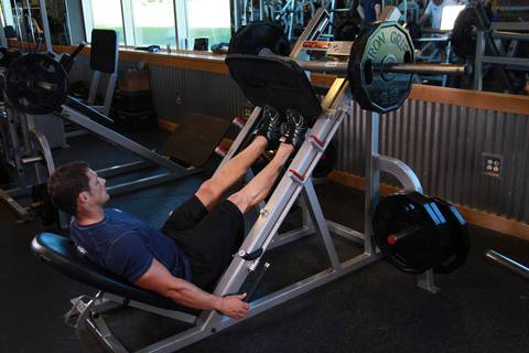 Leg Press Makinesinde Calf Pres — bitiş pozisyonu