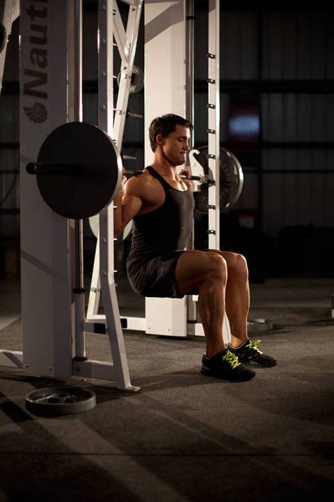 Chair Squat — bitiş pozisyonu