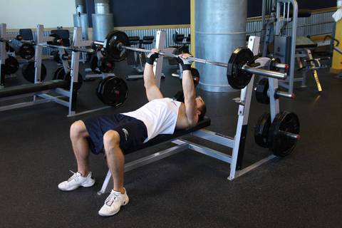 Close-Grip Barbell Bench Press — bitiş pozisyonu