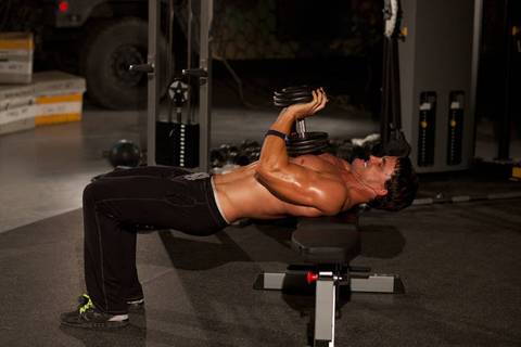 Close-Grip Dambıl Press — bitiş pozisyonu