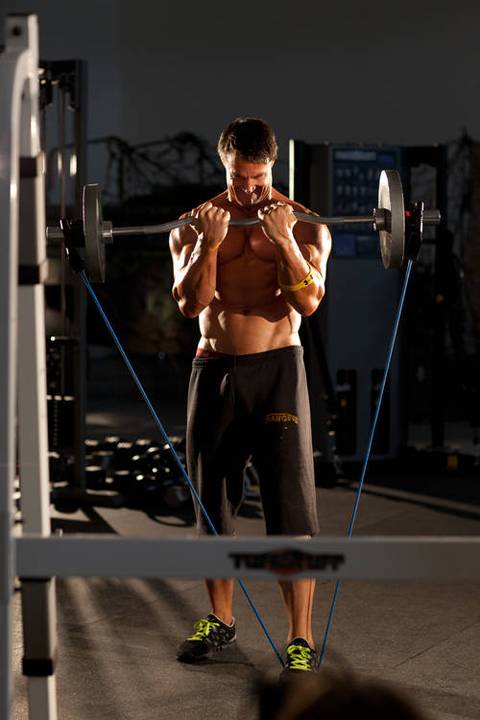 Lastikli Close-Grip EZ-Bar Curl — bitiş pozisyonu