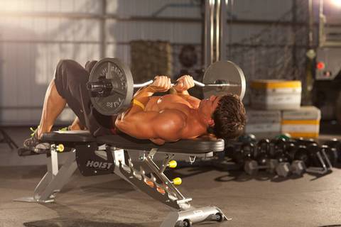 Close-Grip EZ-Bar Press — bitiş pozisyonu