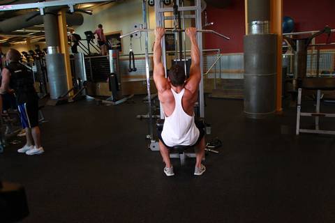 Close-Grip Ön Lat Pulldown