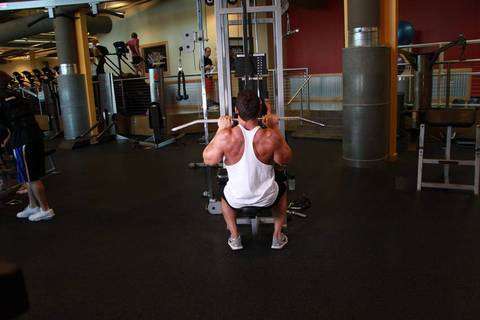 Close-Grip Ön Lat Pulldown — bitiş pozisyonu