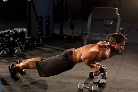 Dambıl Üzerinde Close-Grip Push-Up — bitiş pozisyonu