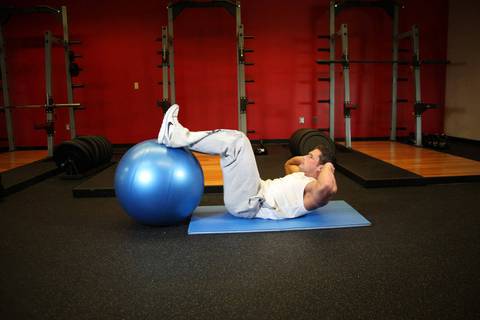 Crunch - Legs On Exercise Ball — bitiş pozisyonu