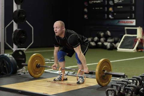Deadlift with Bands — bitiş pozisyonu