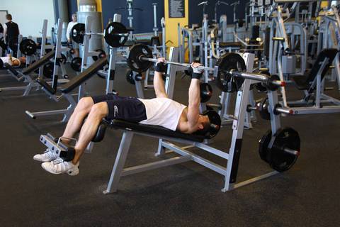 Decline Barbell Bench Press — bitiş pozisyonu