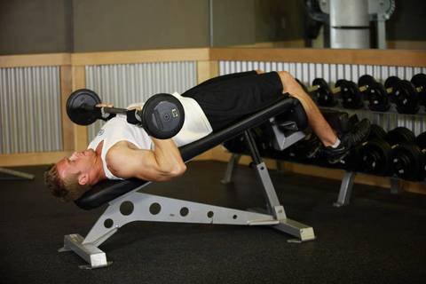 Decline Close-Grip Bench To Skull Crusher — bitiş pozisyonu