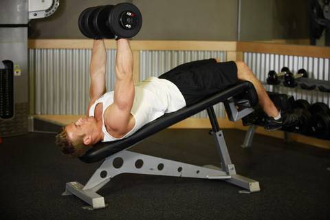 Decline Dumbbell Bench Press — bitiş pozisyonu
