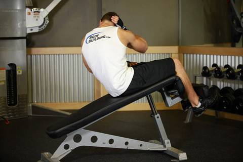 Decline Oblique Crunch — bitiş pozisyonu