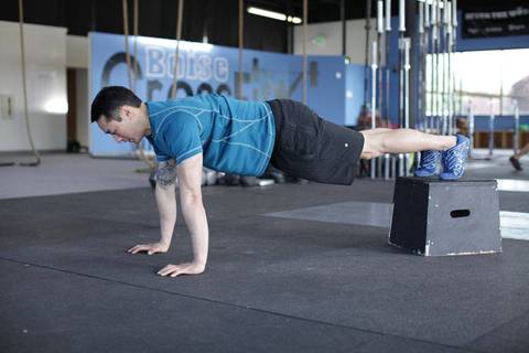 Decline Push-Up — başlangıç pozisyonu