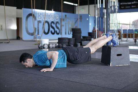 Decline Push-Up — bitiş pozisyonu