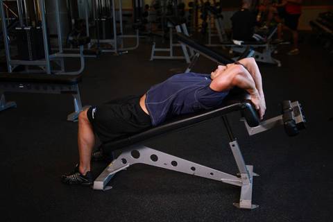 Decline Reverse Crunch — başlangıç pozisyonu