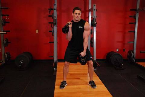 Double Kettlebell Alternating Hang Clean — bitiş pozisyonu