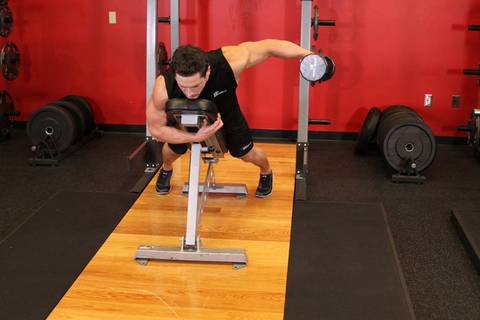 Dambıl Yatış Bir Kol Arka Lateral Raise — bitiş pozisyonu