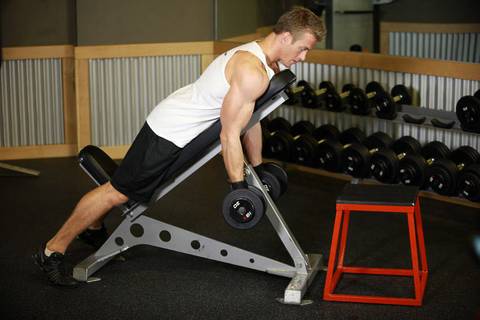 Dambıl Prone Incline Curl — bitiş pozisyonu