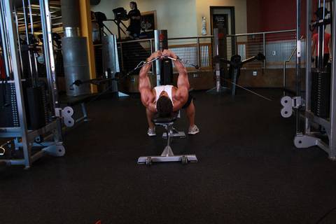 Flat Bench Kablo Flyes — bitiş pozisyonu