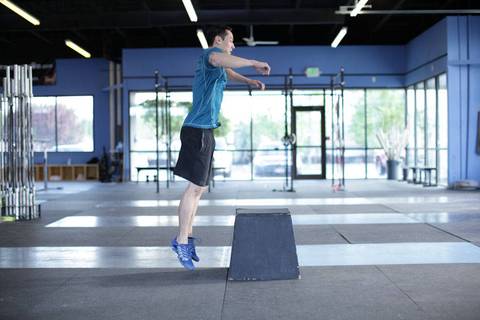 Front Box Jump — bitiş pozisyonu