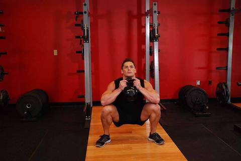 Goblet Squat — bitiş pozisyonu