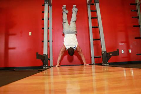 Handstand Push-Ups — başlangıç pozisyonu