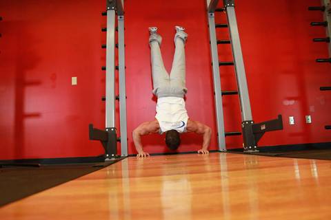 Handstand Push-Ups — bitiş pozisyonu