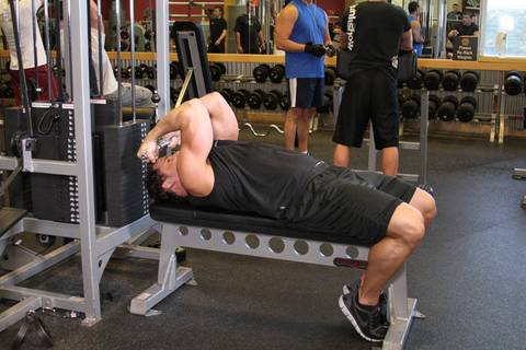 High Cable Curls — bitiş pozisyonu
