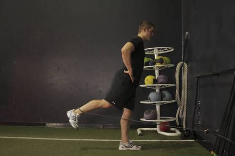 Hip Extension with Bands — bitiş pozisyonu