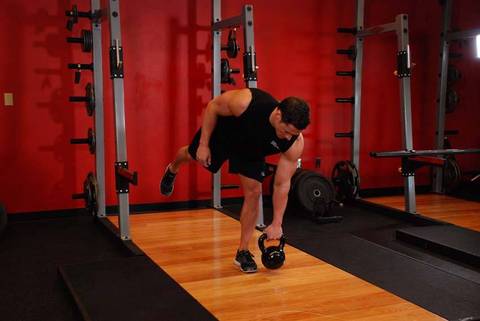 Kettlebell Tek Ayaklı Deadlift — bitiş pozisyonu