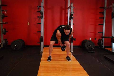 Kettlebell Bacaklar Arasında Geçiş — bitiş pozisyonu