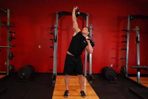 Kettlebell Seesaw Press — bitiş pozisyonu