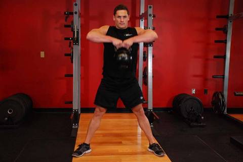 Kettlebell Sumo Yüksek Çekiş — bitiş pozisyonu
