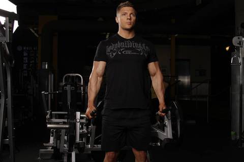 Kol Kaldıraçlı Deadlift — bitiş pozisyonu