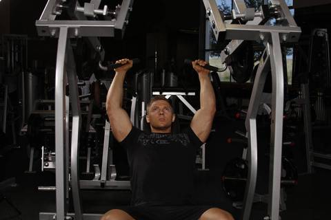 Leverage Shoulder Press — bitiş pozisyonu