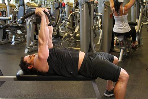 Low Cable Triceps Extension — bitiş pozisyonu