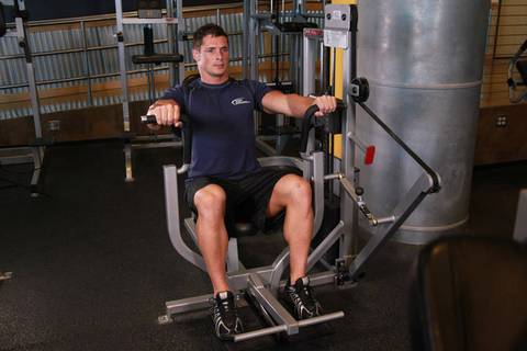 Makine Bench Press — bitiş pozisyonu
