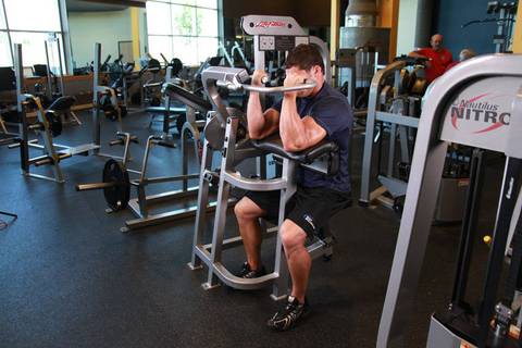 Makine Preacher Curl — bitiş pozisyonu