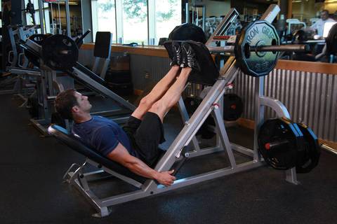 Dar Ayak Leg Press — bitiş pozisyonu