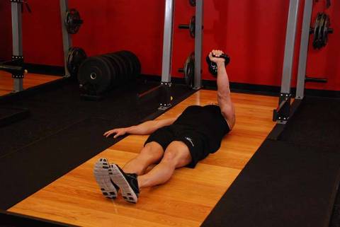 Tek El Kettlebell Zemin Pres — bitiş pozisyonu