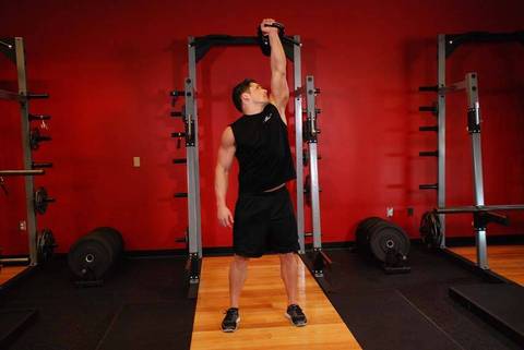 Tek El Kettlebell Askeri Basma — bitiş pozisyonu